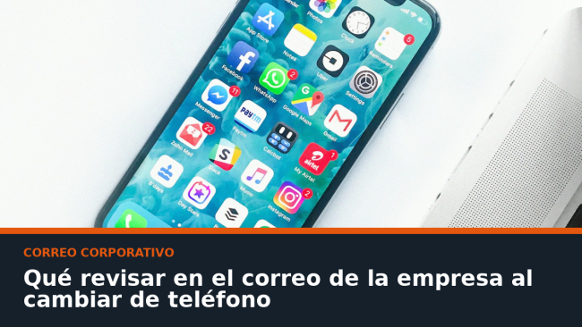 Teléfono sobre una mesa, imagen del correo en el celular